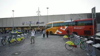 Detenen dos joves per furtar el mòbil d’un home que anava en cadira de rodes a l'estació de Girona