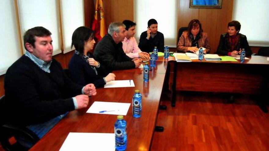 Corporación municipal de Meaño durante la celebración de una sesión plenaria.