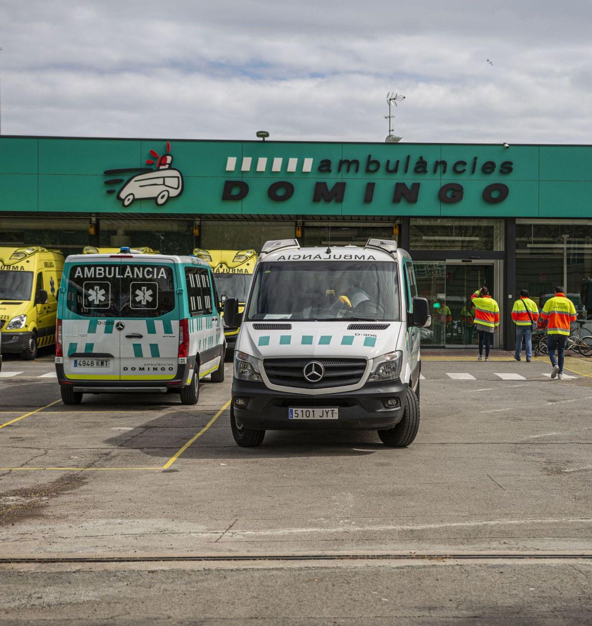 Un jutjat investiga l’acomiadament d’un sanitari que va atendre un jove apunyalat