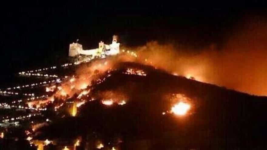 El castillo de Cullera, rodeado por el incendio. / protección civil-atlas