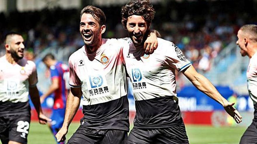 Esteban Granero i Víctor Sánchez celebren el gol que donava la victòria a l&#039;Espanyol.