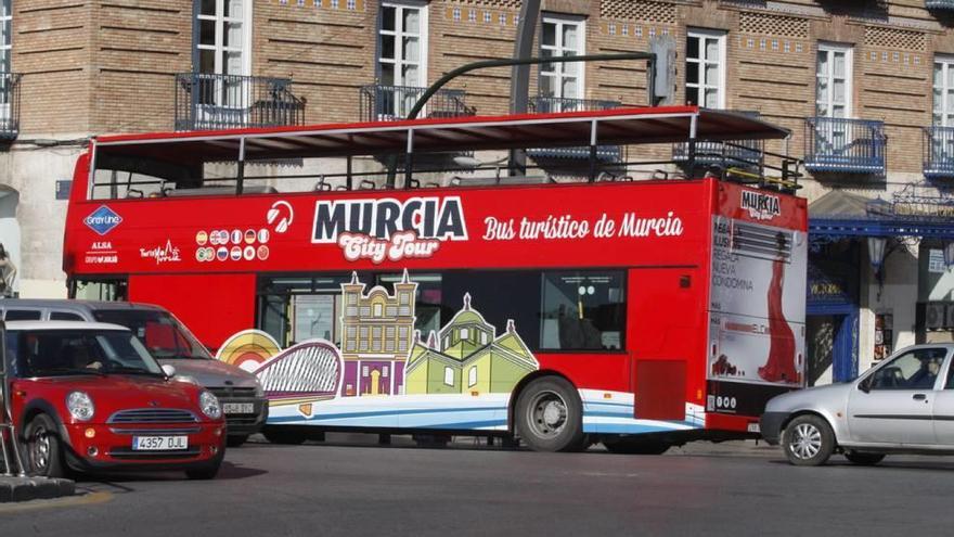 El autobús panorámico ofrece un recorrido por el casco de 45 minutos y en diez idiomas.
