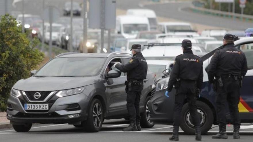 Intensifican los controles para evitar desplazamientos en el puente de mayo