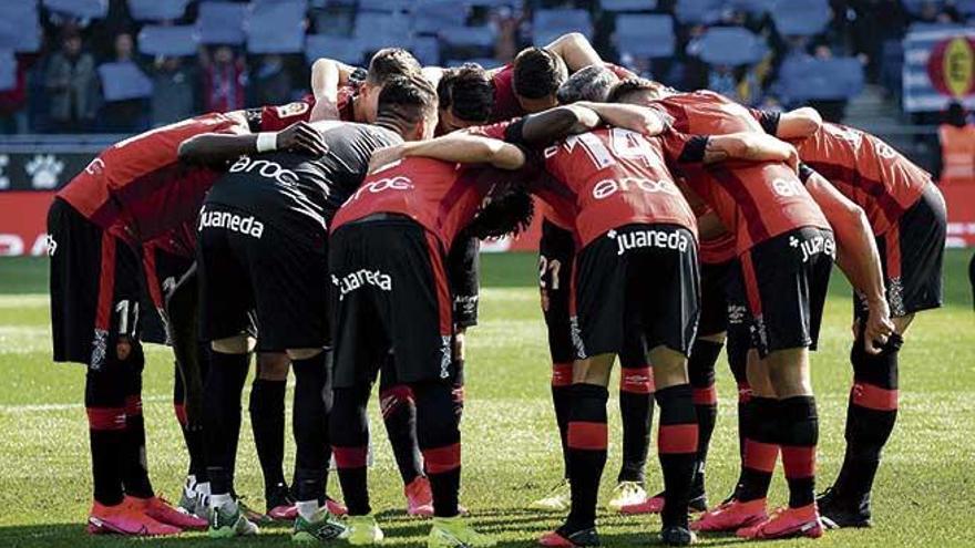 Los jugadores del Mallorca forman una piÃ±a antes del inicio del partido contra el Espanyol.