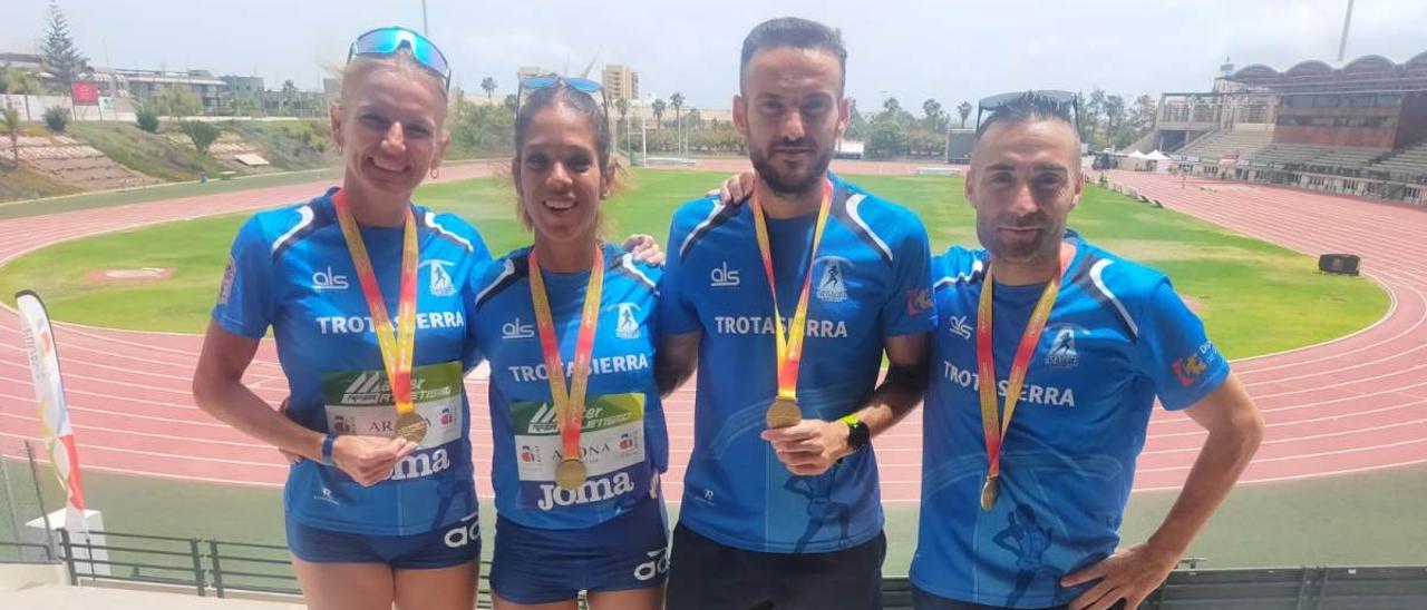 Raquel Hernández, María Moyano y Luis Miguel y Juan Manuel García, con las medallas ganadas en Arona.