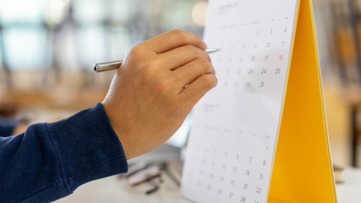 Una persona consulta un calendario
