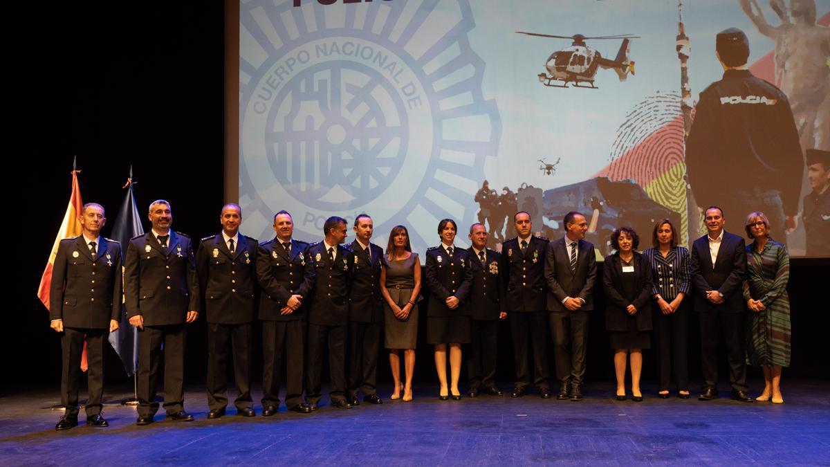 Los agentes y mandos de la Policía Nacional de la Comisaría de Zamora condecorados con las autoridades.