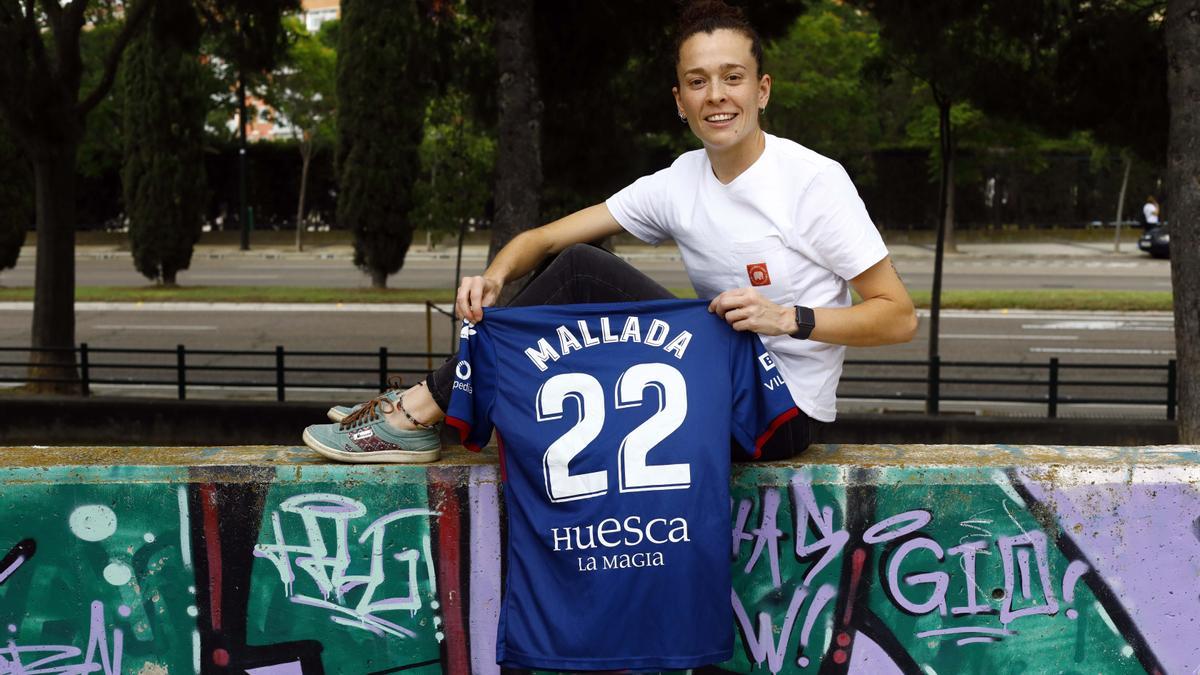 Nuria Mallada posa con la camiseta de la SD Huesca, equipo en el que ha estado la última temporada y media.