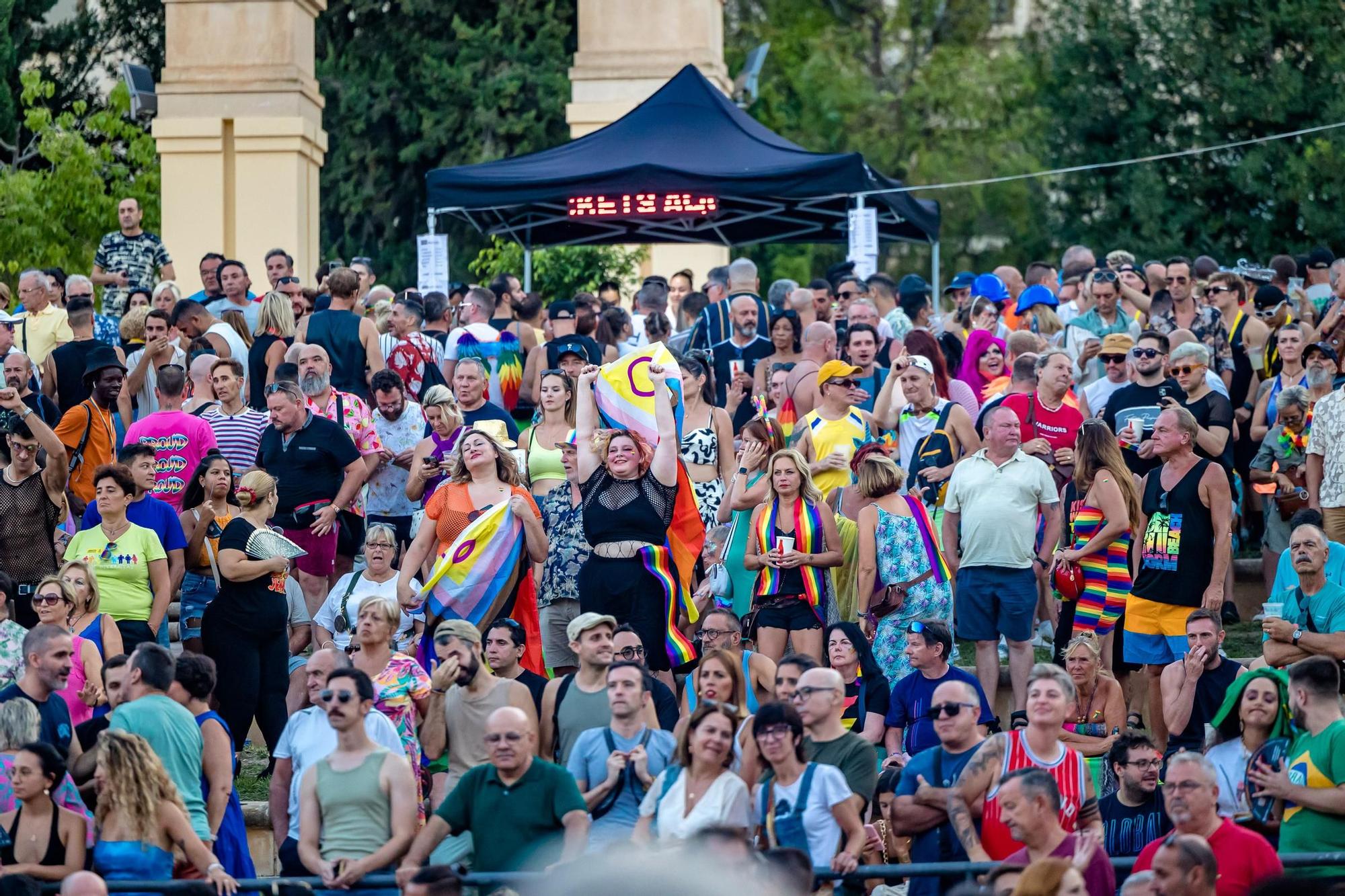 Cientos de personas festejan el Benidorm Pride con un multitudinario desfile y una fiesta en l'Aigüera