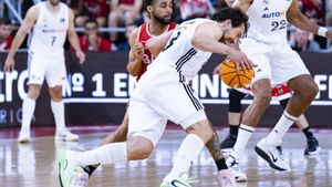 MANRESA (BARCELONA), 18/08/2025.- El base español del Real Madrid Sergio Llull (d) es defendido por el escolta americano del Baxi Manresa Cameron Hunt (i) durante el encuentro de la jornada 32 de la Liga Endesa entre el Baxi Manresa y el Real Madrid, disputado este domingo en el Pabellón Nou Congost de Manresa. EFE/Siu Wu