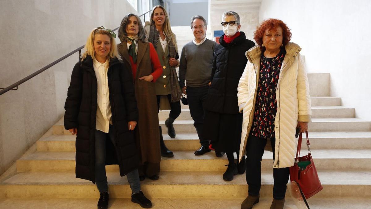 Por la izquierda: las galeristas Marta Fermín, Guillermina Caicoya y Diana Llamazares; el crítico y representante en Asturias del Instituto de Arte Contemporáneo Luis Feás; la directora de la Escuela de Arte de Oviedo, Laura Gutiérrez, y la presidenta de la Asociación de Artistas Visuales de Asturias, Consuelo Vallina, ayer, en el Arqueológico . | Luisma Murias