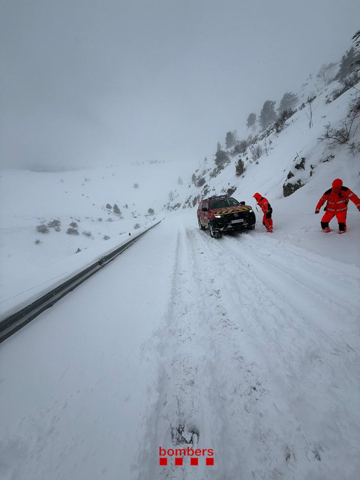 Rescat d'un cotxe encallat a la neu a la Molina
