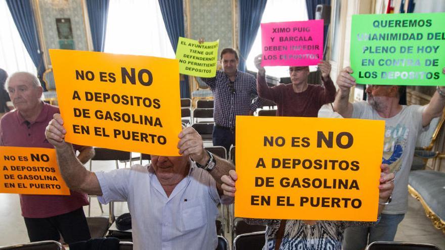 Vecinos protestan contra la macroplanta de combustible proyectada en el Puerto, durante el último pleno municipal