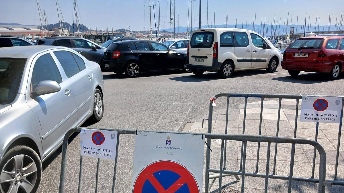 Cartel anunciando de las restricciones en el aparcamiento junto a la estación marítima de Cangas.