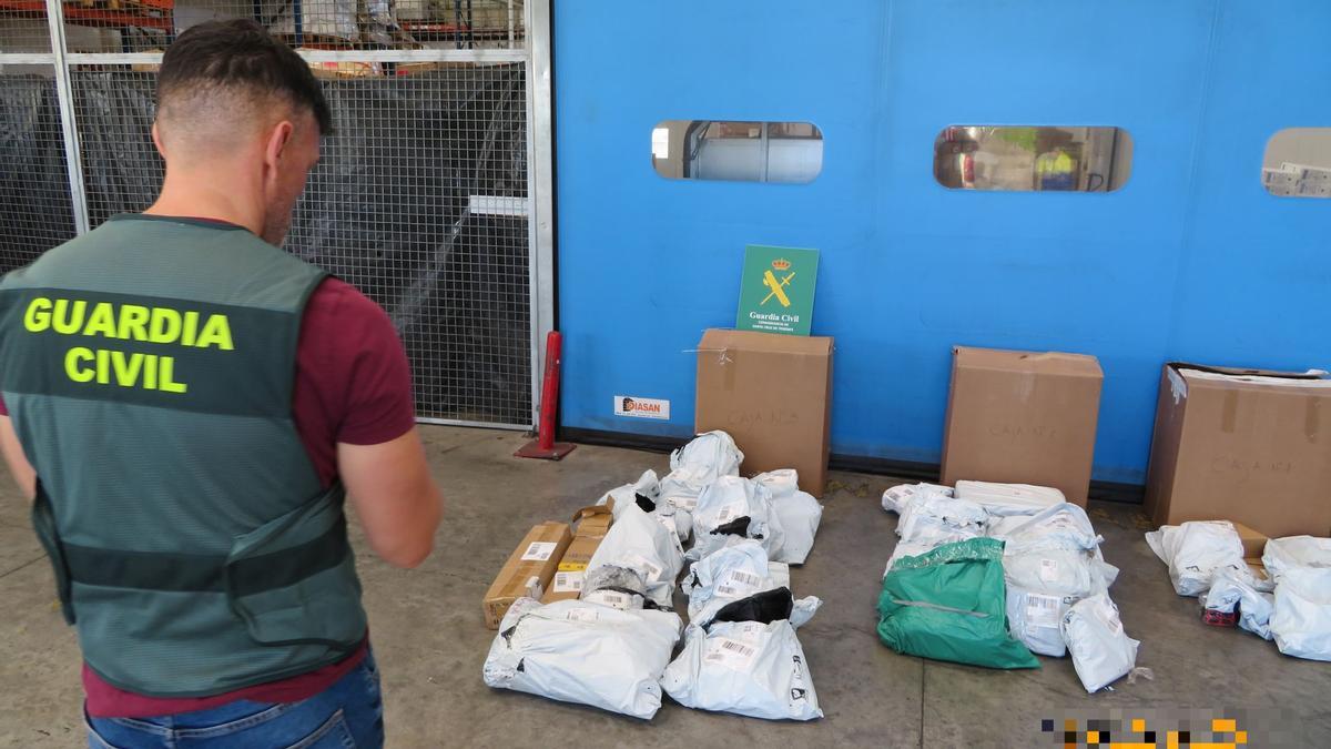 Paquetes requisados por la Guardia Civil.