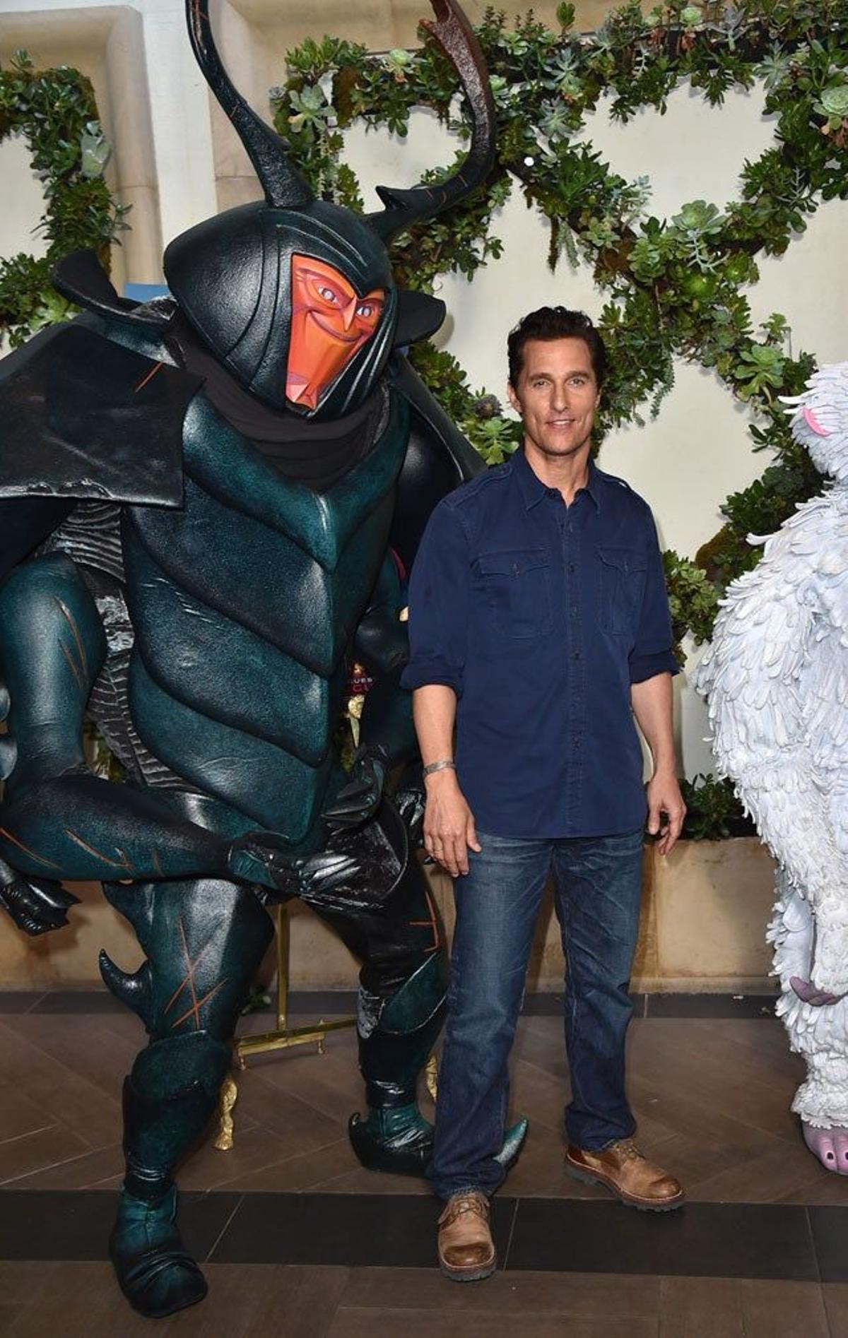 Matthew McConaughey, junto a su personaje, en la presentación de Kubo and the two strings.