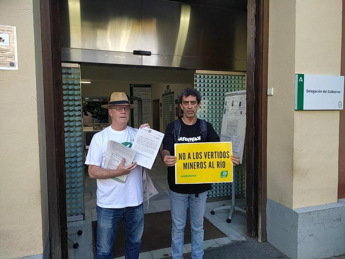 Entidades sociales y partidos políticos respaldan un manifiesto registrado este lunes en Sevilla en la Delegación del Gobierno autonómico contra la reapertura de la mina de Aznalcóllar por Ecologistas en Acción y Greenpeace