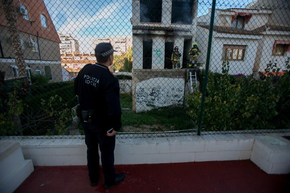 Incendio en un bungalow abandonado en urbanización Jardines de Las Huertas.