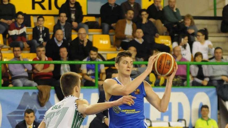 El cobista Zarko Jukic, con el balón. // Jesús Regal