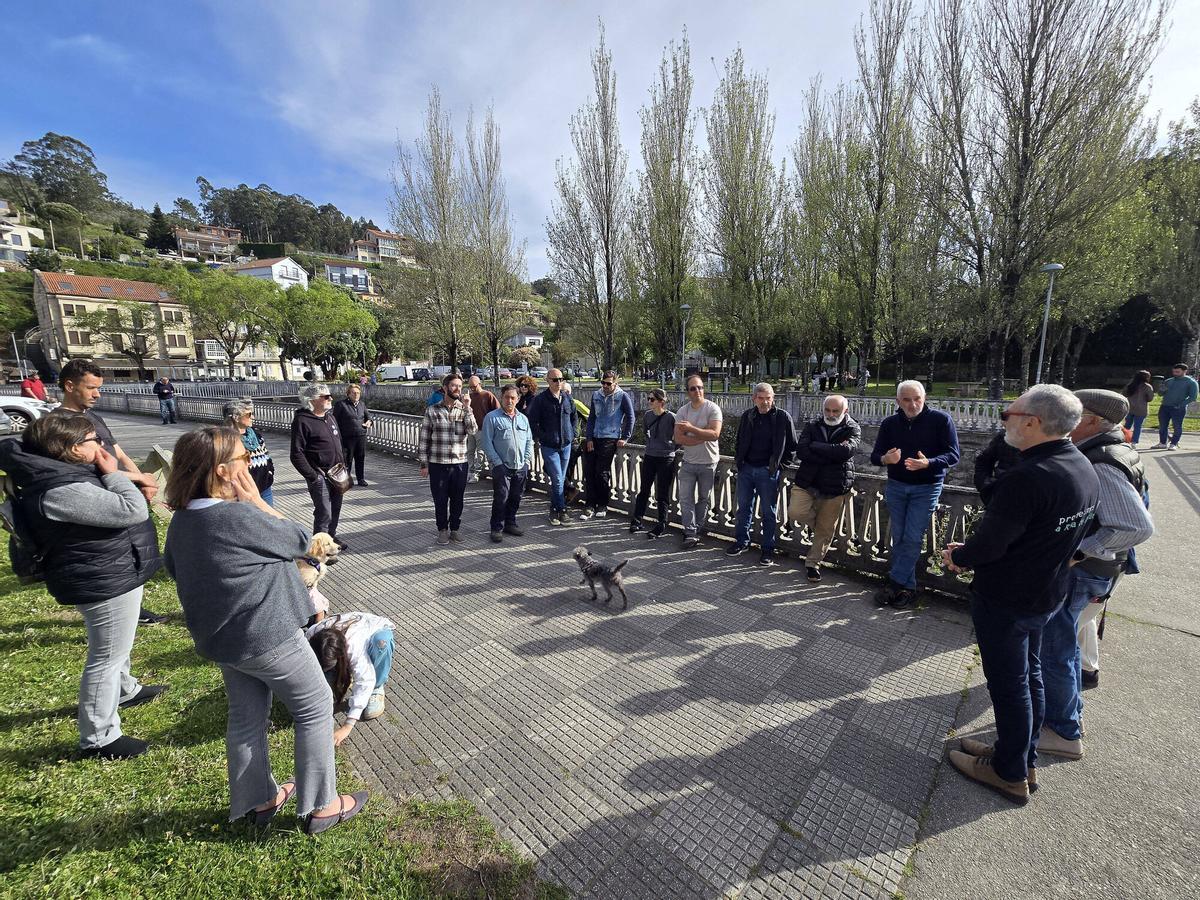 La Plataforma Augas Limpas convocó este viernes una concentración y protesta para colocar carteles advirtiendo de los vertidos de fecales a la ría de Aldán