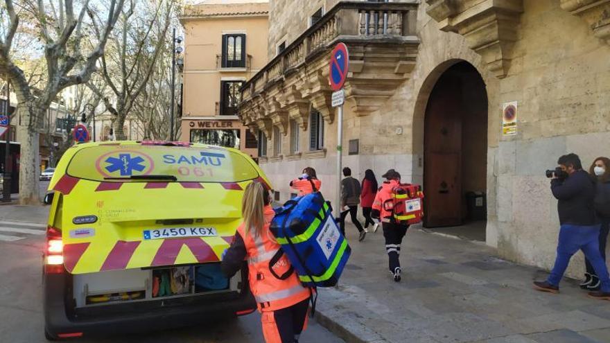 Efectivos sanitarios, en el Palacio de Justicia. | M.O.I.