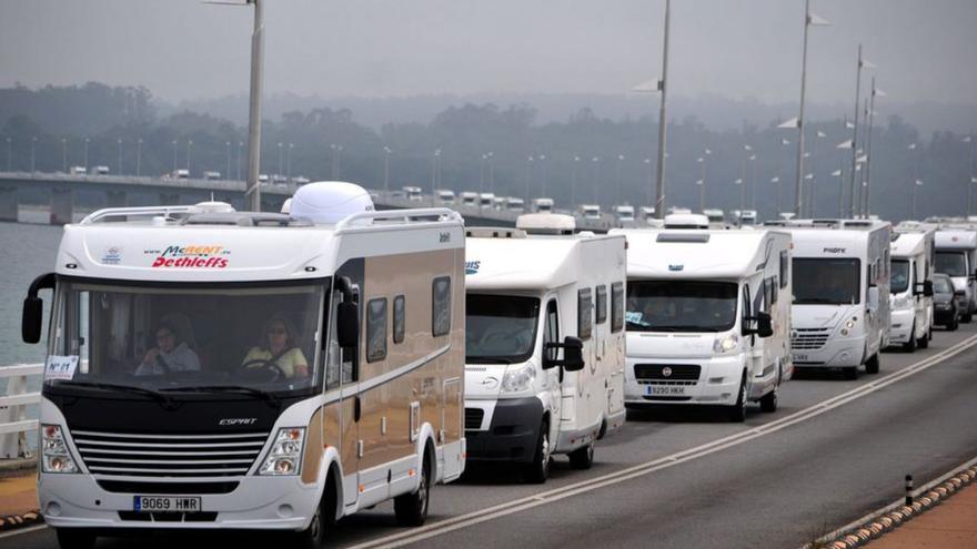 Las autocaravanas circulando por el puente de A Illa.