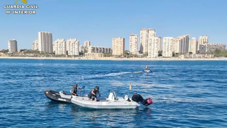 La Guardia Civil para una lancha en marcha cuyo patrón había caído al agua en Muchavista