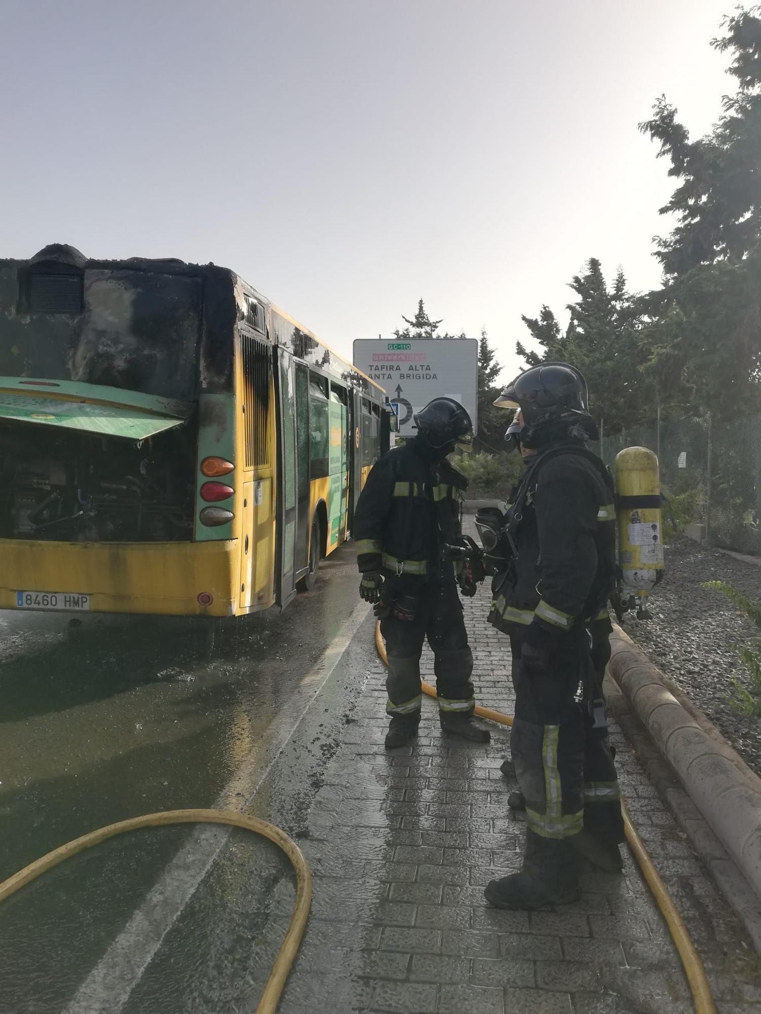 Incendio de una guagua municipal en Las Palmas de Gran Canaria