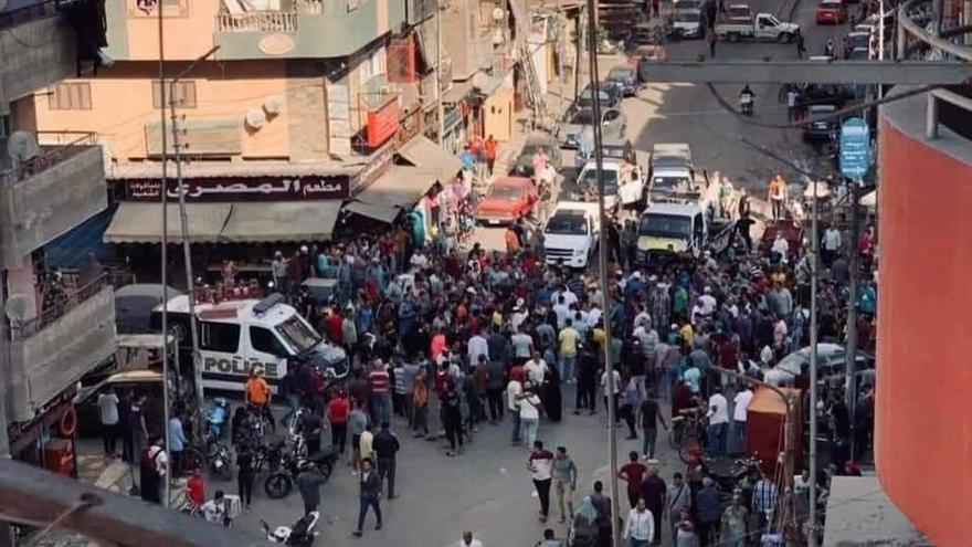 Multitud de personas se agolparon en el lugar tas los hechos.