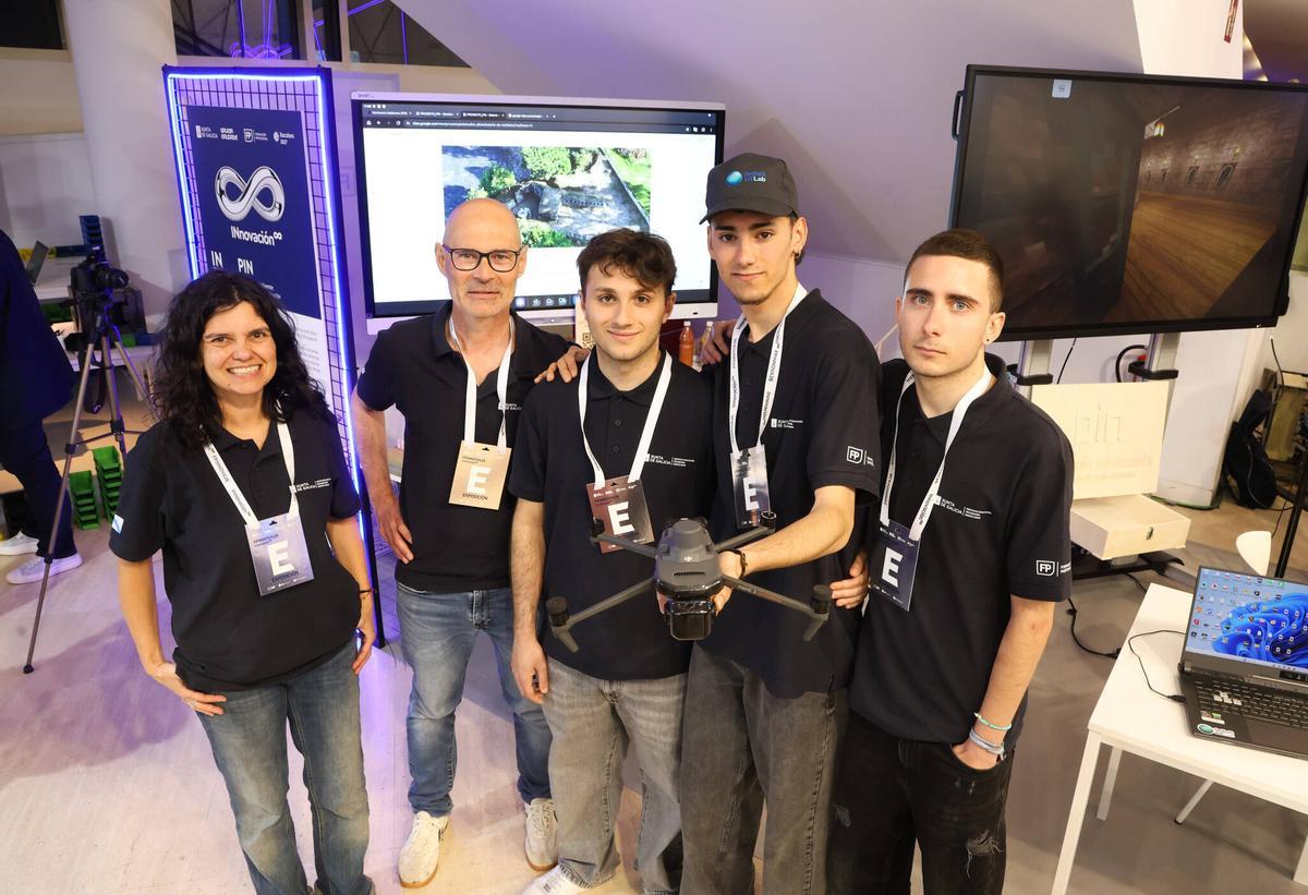Alumnos y profesores del IES Monte Neme de Carballo.