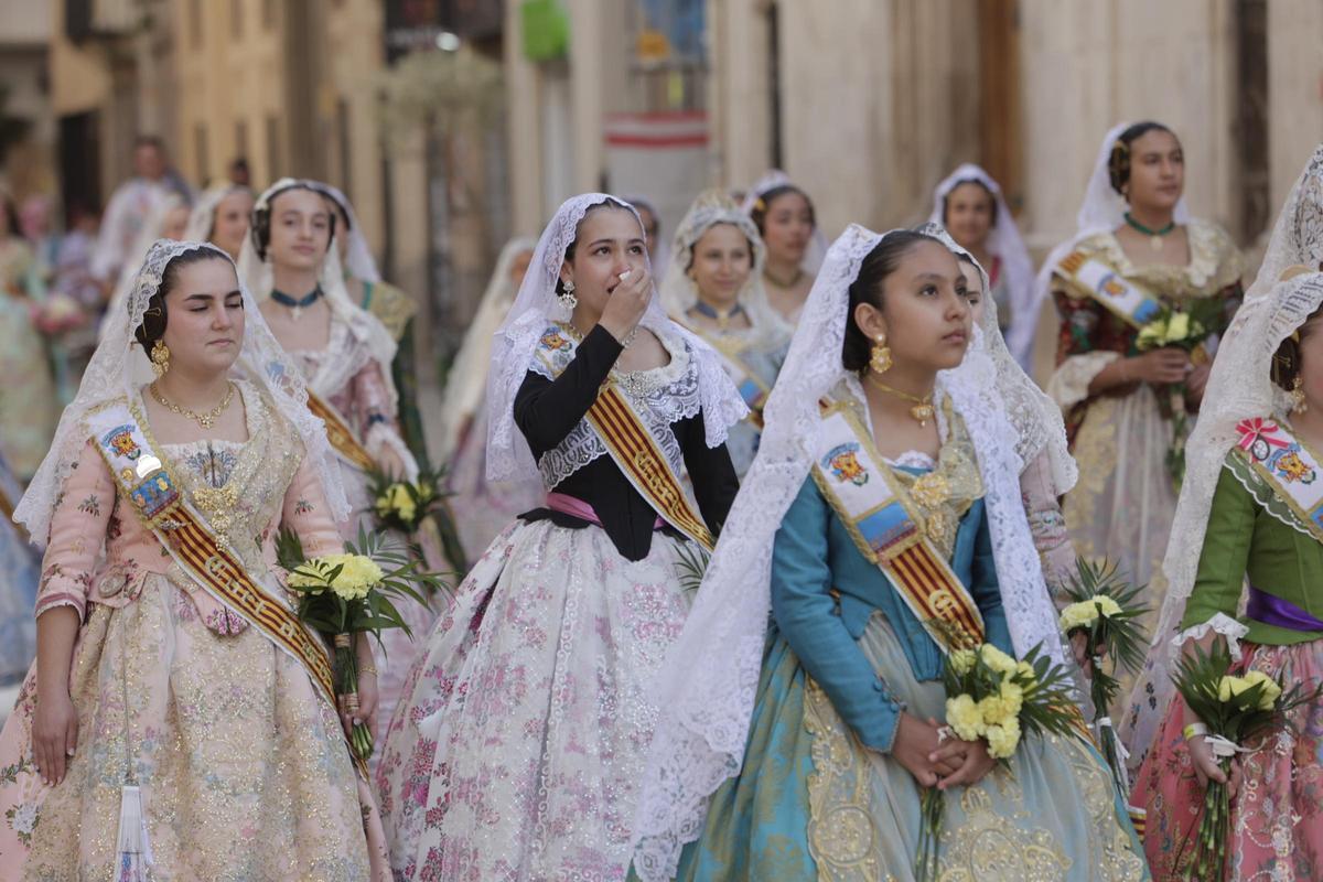 Todas las fotos de la ofrenda del 18 de marzo por la calle San Vicente hasta la 16:30 horas