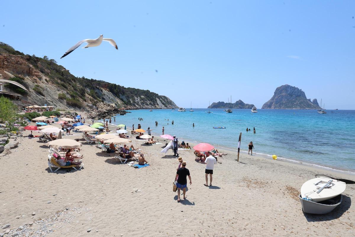Crónica de un domingo en cala d'Hort con el aparcamiento cerrado.