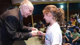 Un premio Nobel de la Paz que conecta con los niños de Sax