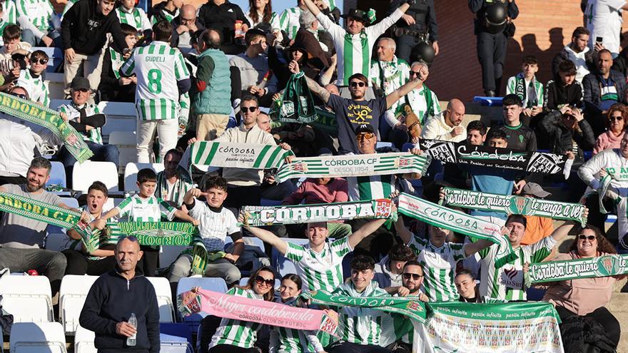 Recreativo de Huelva-Córdoba CF: las imágenes de la afición blanquiverde en el Colombino