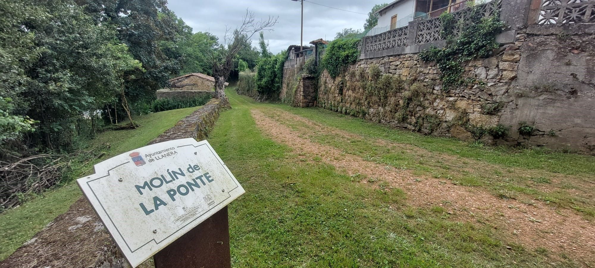 Camino de acceso al molino de Cayés