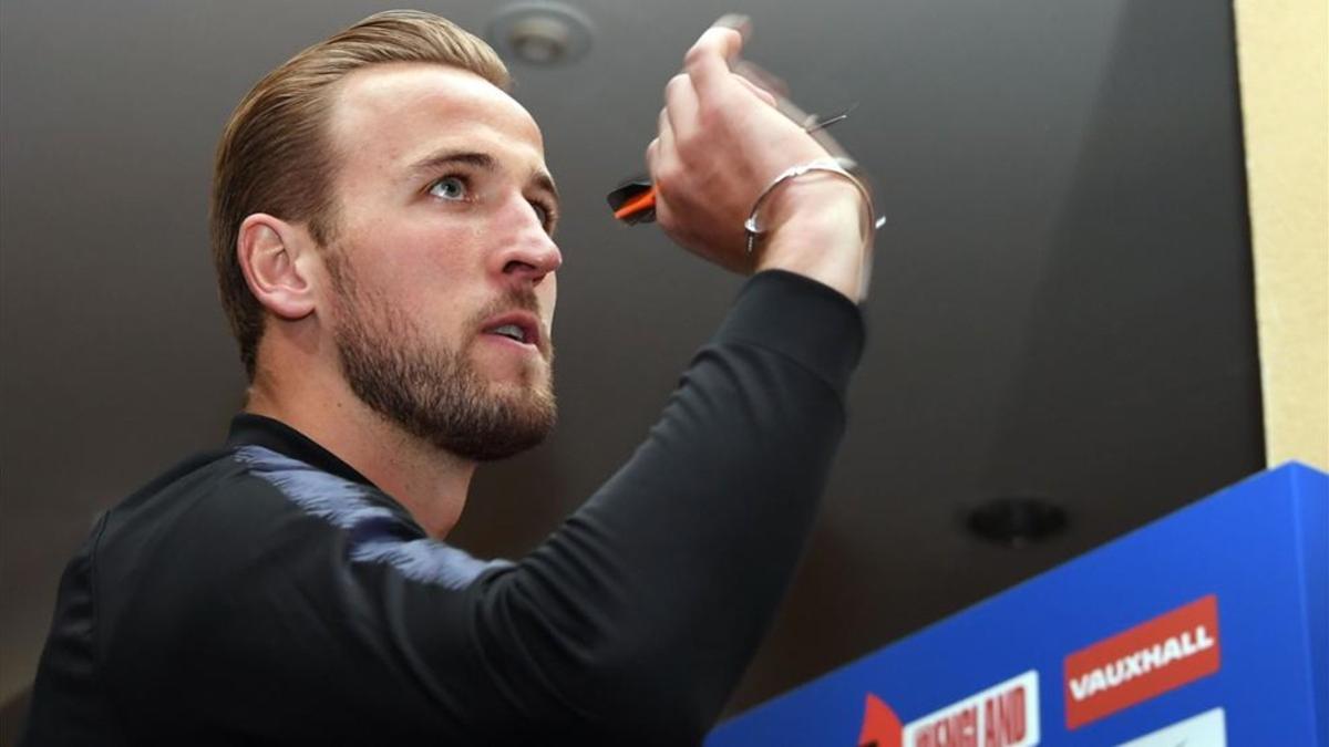 Harry Kane afinando su puntería con los dardos