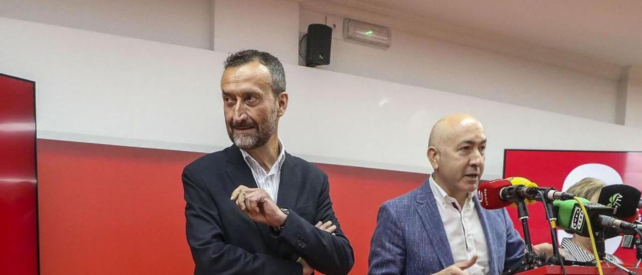 Carlos González y Alejandro Soler, en un acto del PSOE para valorar este mandato. | ANTONIO AMORÓS 