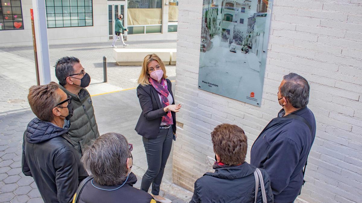 Los concejales con una de las primeras imágenes colocadas en las calles.