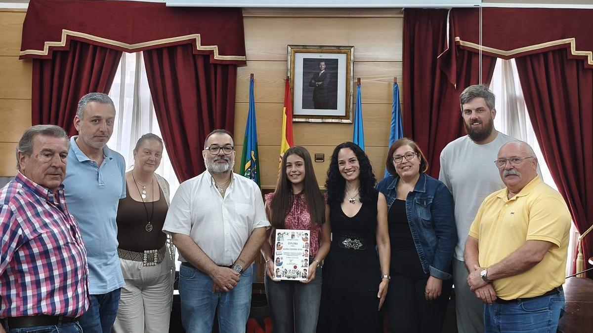 La joven Aleida Cogorro, en el centro, junto al alcalde Roberto García y más miembros de la Corporación.