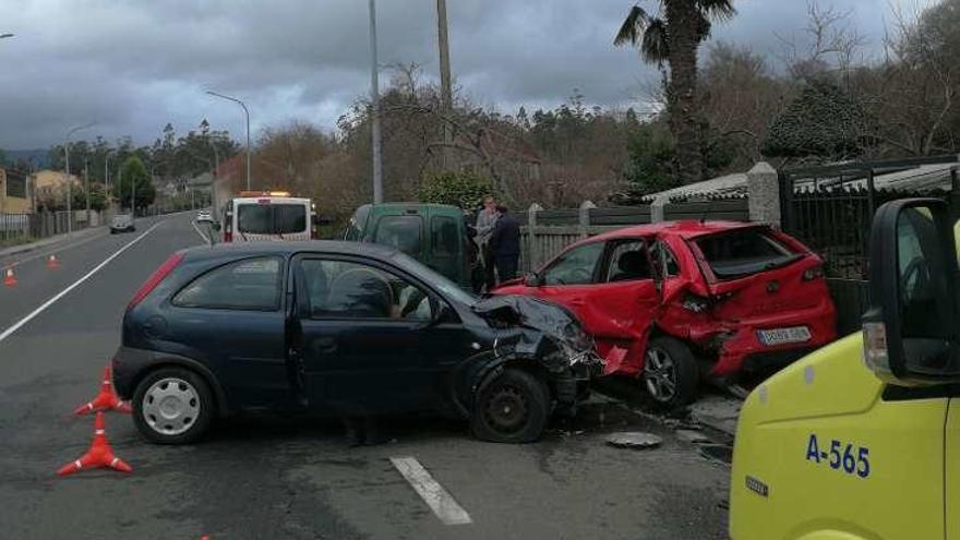 El coche que conducía la herida, junto a uno de los aparcados.