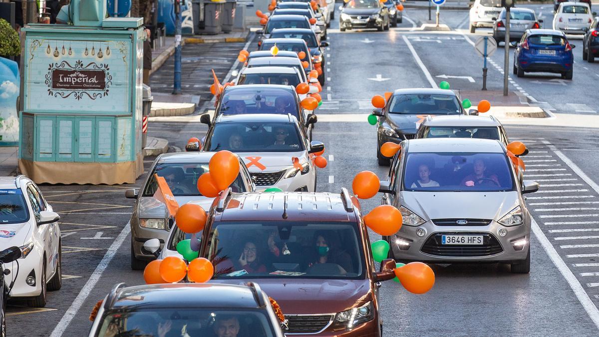 La protesta contra la ley Celaá llena de coches el centro de Alicante