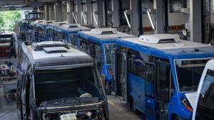 Operarios trabajan en la planta de INDCAR durante la fabricación y carrozado de minibuses. La empresa, con origen en Arbúcies desde 1888, es uno de los referentes históricos de la industria carrocera catalana y afronta el proceso de transición hacia una movilidad más sostenible en el marco de la descarbonización de las flotas de transporte de pasajeros. Arbúcies (Girona), a 1 de junio de 2026. Economía. AUTOR: Manu Mitru | EPC
