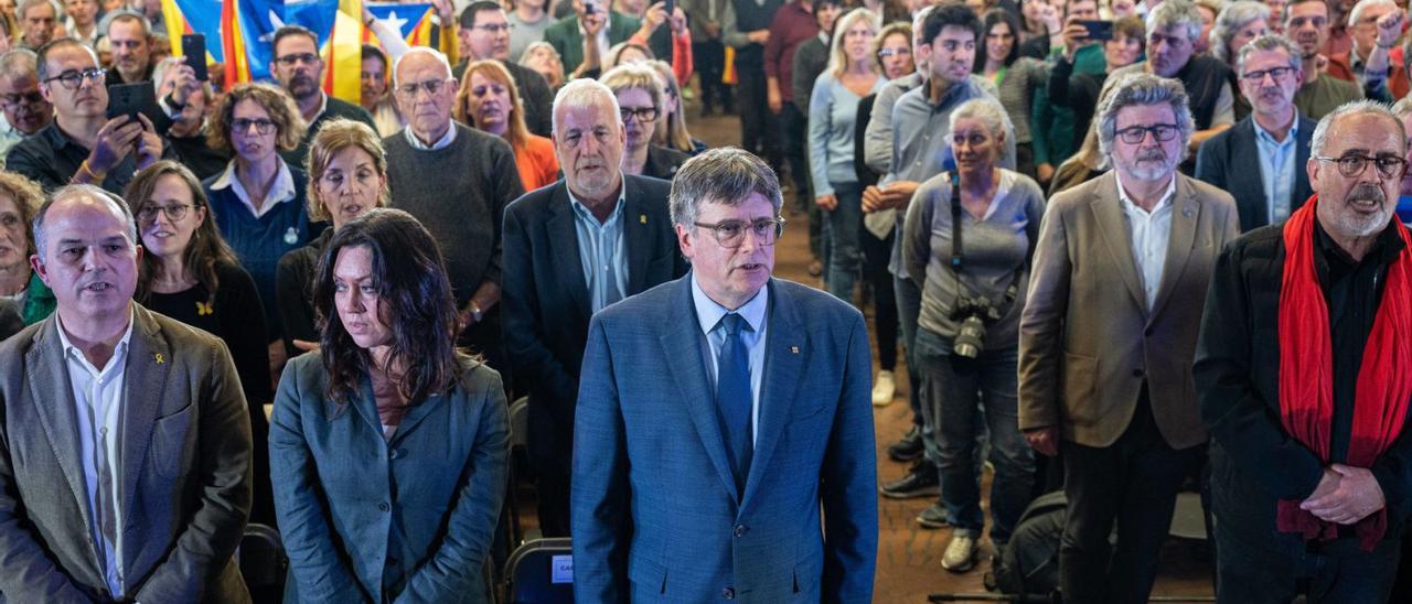 A primera fila, Carles Puigdemont, amb la seva dona, Marcela Topor, i Jordi Turull, en l’acte d’ahir, a Elna. | MARC ASENSIO