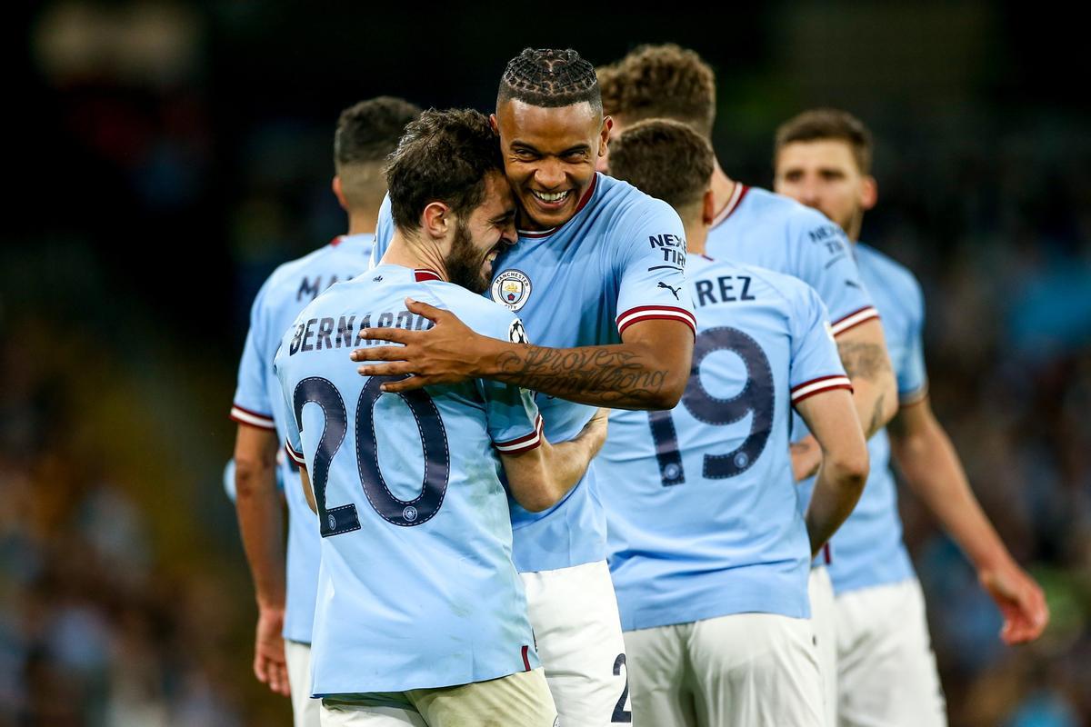 Manchester (United Kingdom), 17/05/2023.- Bernardo Silva (L) and Manuel Akanji (C) of Manchester City celebrate the 4-0 goal during the UEFA Champions League semi-finals, 2nd leg soccer match between Manchester City and Real Madrid in Manchester, Britain, 17 May 2023. (Liga de Campeones, Reino Unido) EFE/EPA/ADAM VAUGHAN