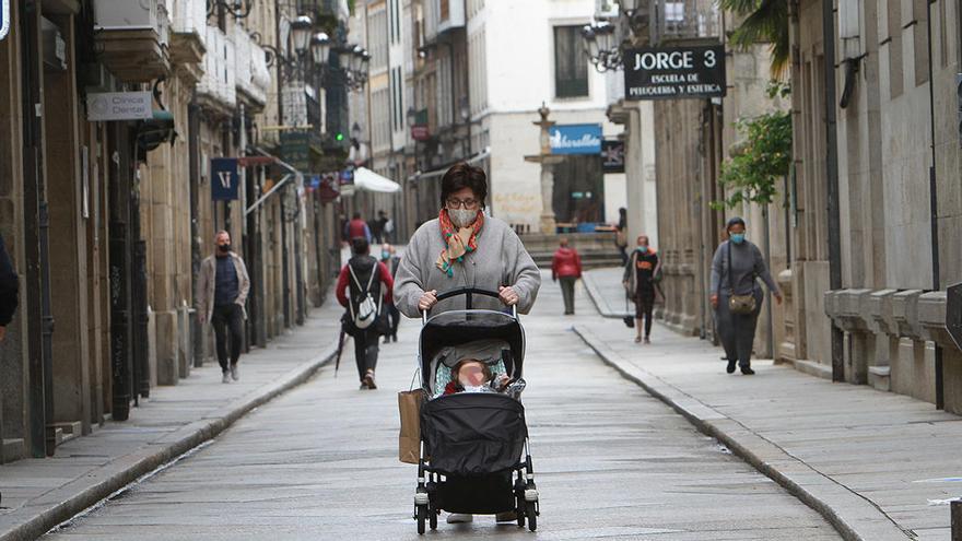 Una mujer pasea un bebé, en Ourense // Iñaki Osorio