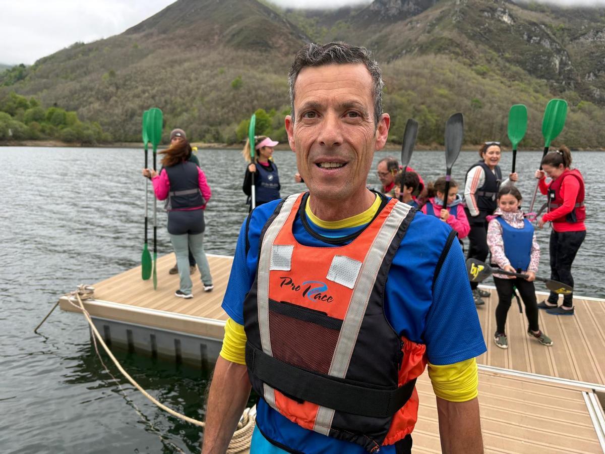 Fernando Noval, director del Club Deportivo Caso, en el embalse de Tanes