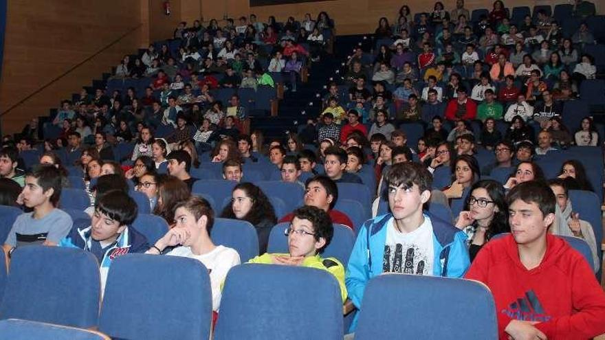 Alumnos de IES estradenses, ayer, en la Agasp. // Bernabé / Noelia Porta