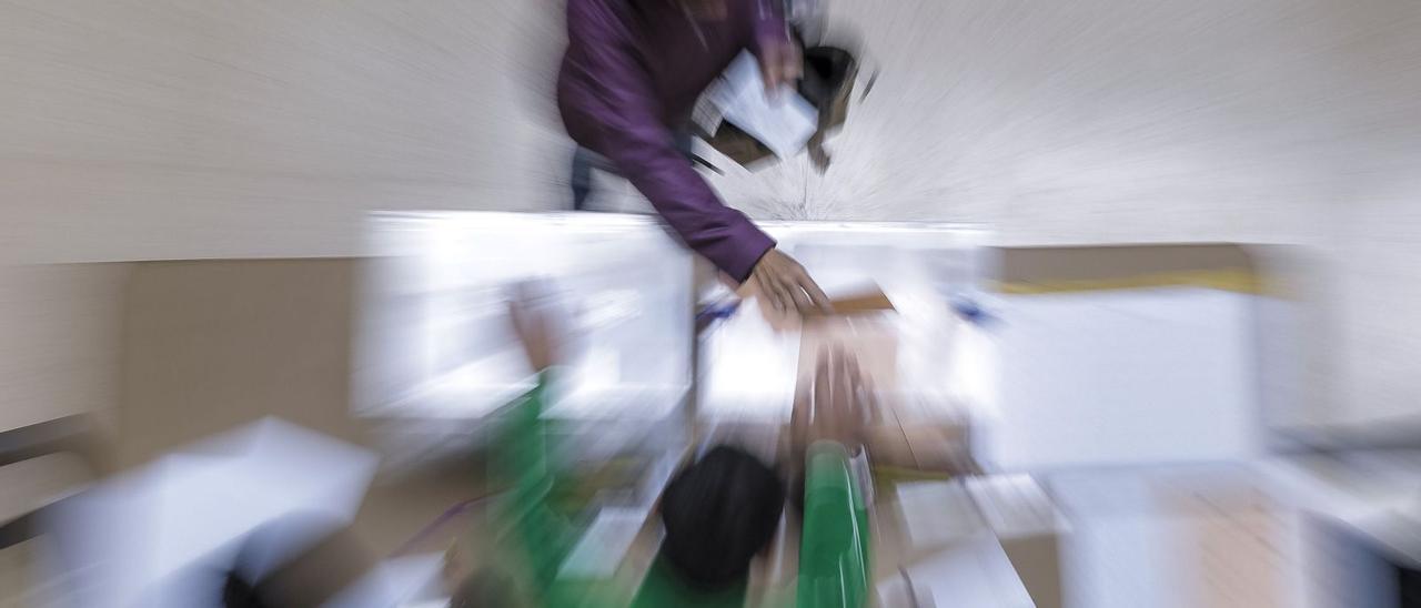 Votando a 33 diputadosautonómicos en un colegioelectoral mallorquín.