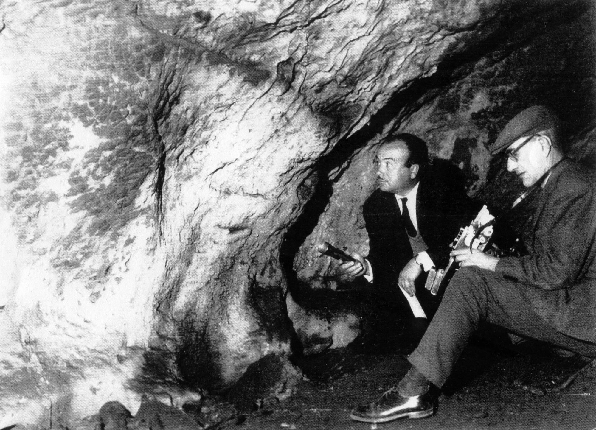 El profesor Carlos Callejo en el interior de la cueva de Maltravieso en 1956.