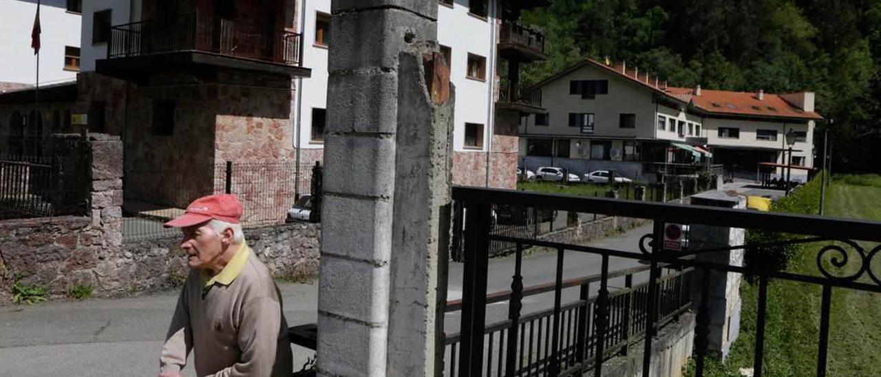 Uno de los residentes, junto al cuartel de la Guardia Civil. Al fondo, el geriátrico de Belmonte de Miranda.